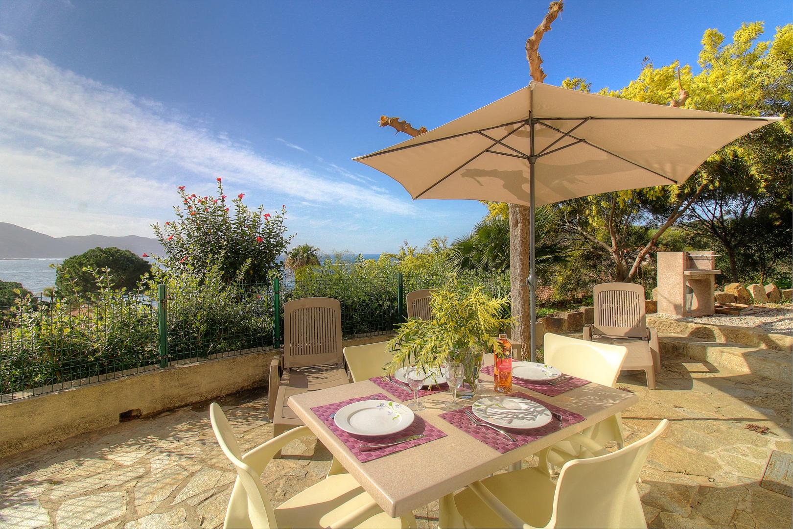 G�te rural � Tiuccia en Corse du Sud 14173 : la terrasse