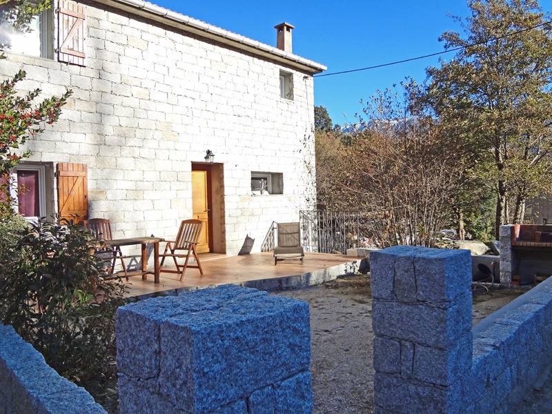 G�te rural � Sampolo en Corse : terrasse