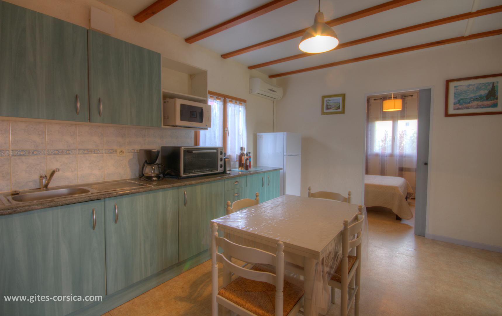G�te rural � Ventiseri en Corse : s�jour/cuisine