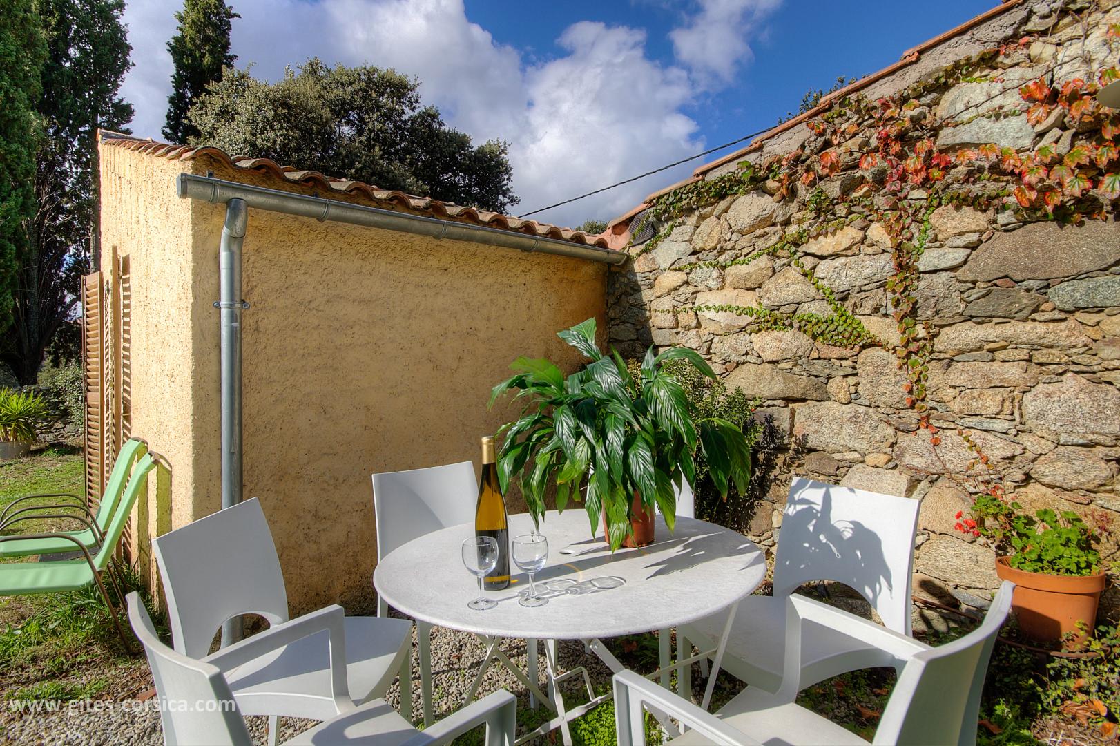 G�te rural � Pietralba en Haute Corse : le salon