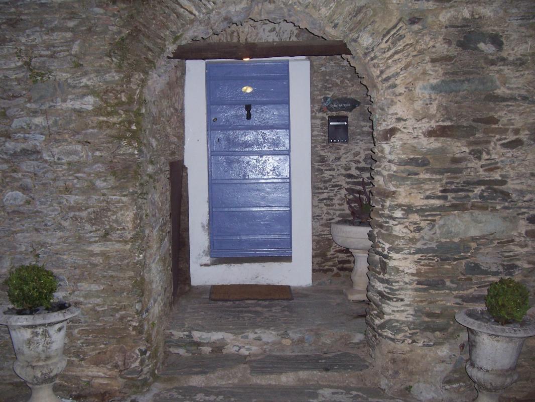 G�te en Corse, � Canari : Entr�e sous vo�te