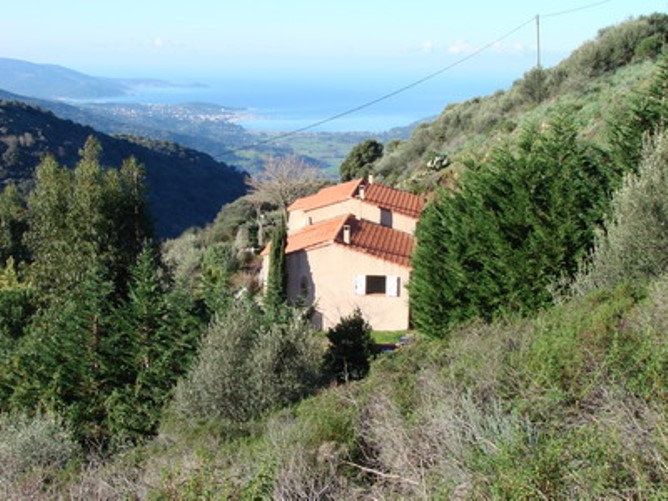 Vue g�n�rale des g�tes dans la verdure face � la mer et le golfe du Valinco