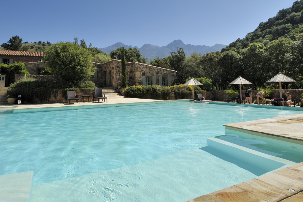 G�te � Serriera en Corse du Sud -20010 : piscine