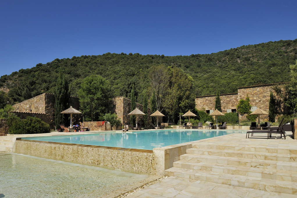 G�te � Serriera en Corse du Sud -20010 : piscine