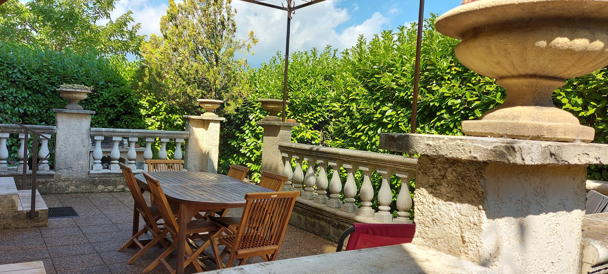 terasse avec son mobilier de jardin<BR>