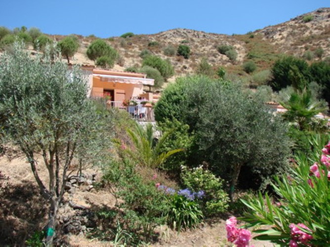Gite dans la verdure et les fleurs