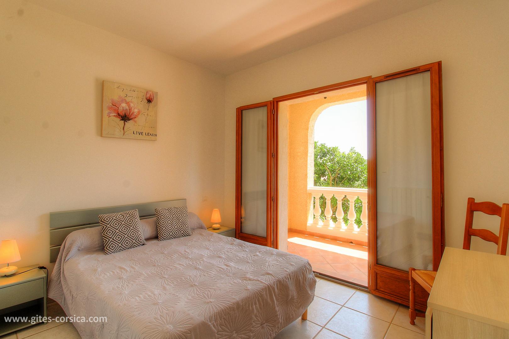 g�te rural � APPIETTO en CORSE DU SUD : entr�e privative du g�te avec portail electrique.
