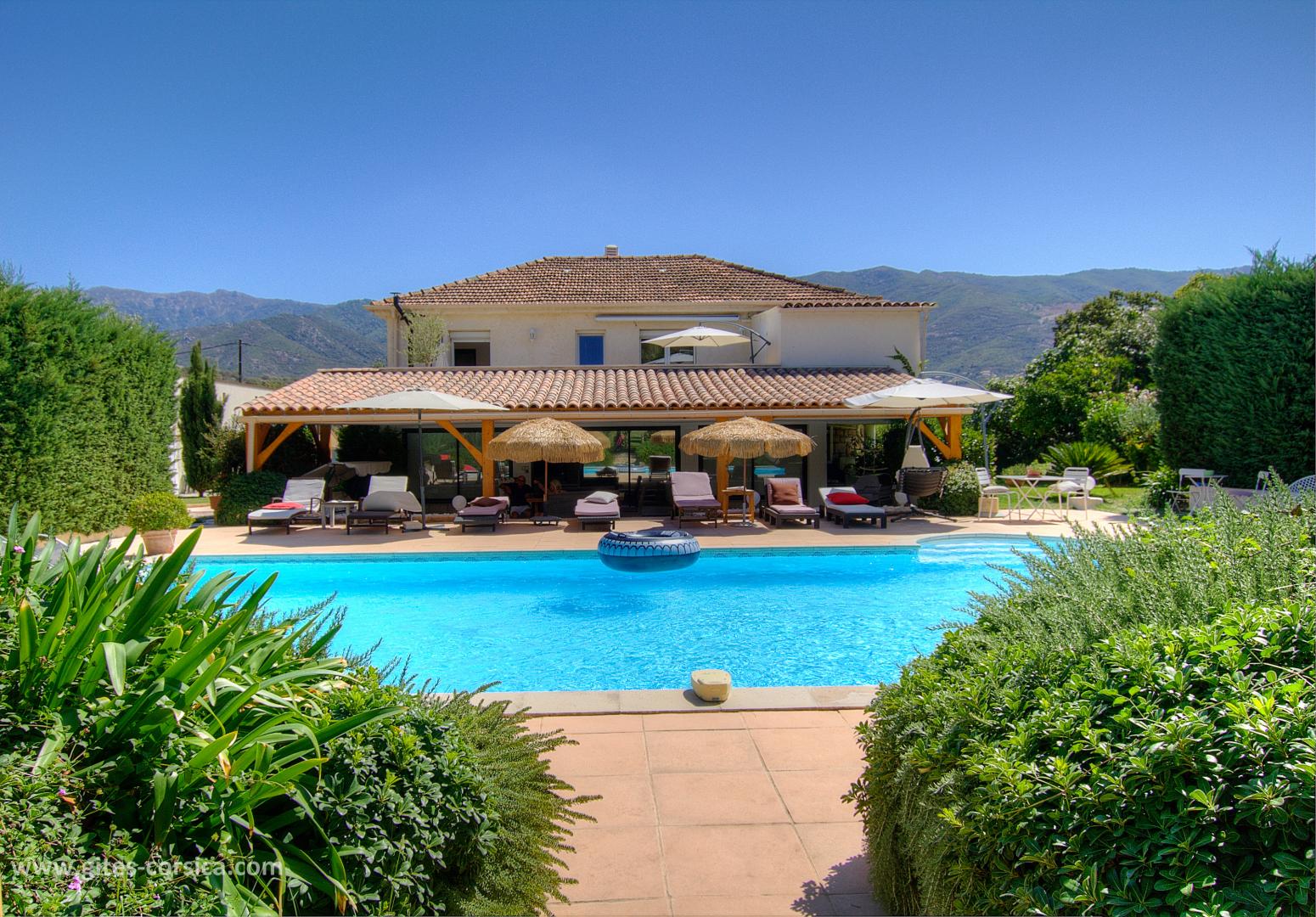 G�te rural � la Plaine de Peri en Corse : la terrasse vue piscine