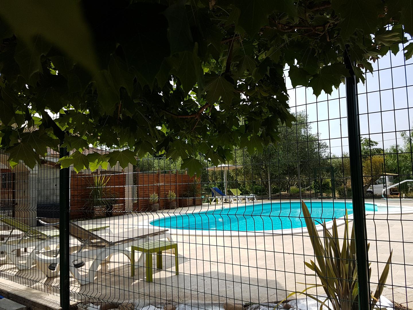 VUE EXTERIEURE SUR SON JARDIN D'AGREMENT