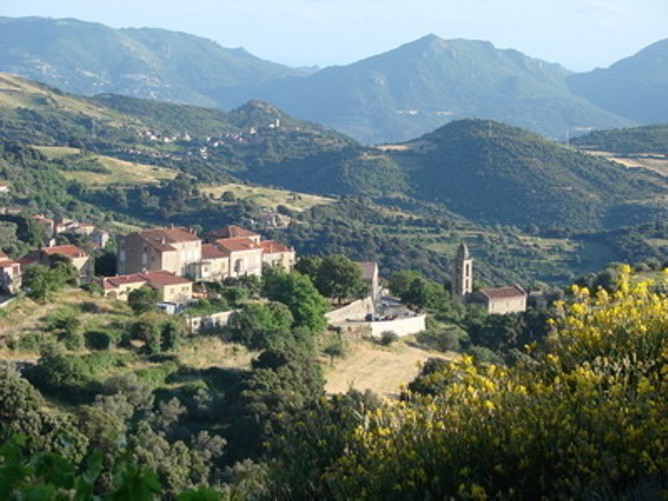 Vue de la terrasse sur le Sartenais et le village de Santa-Maria Figanielle et de sa belle �glise romane.