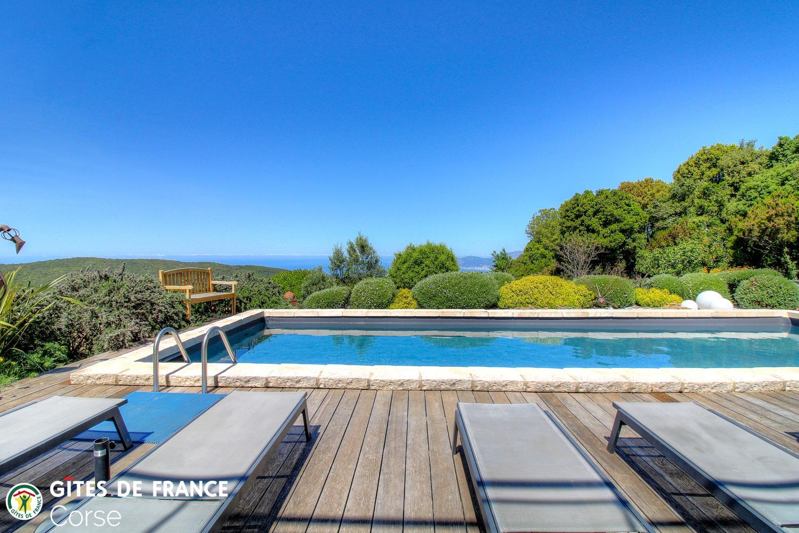 G�te rural � Bisinao en Corse : chaises longues