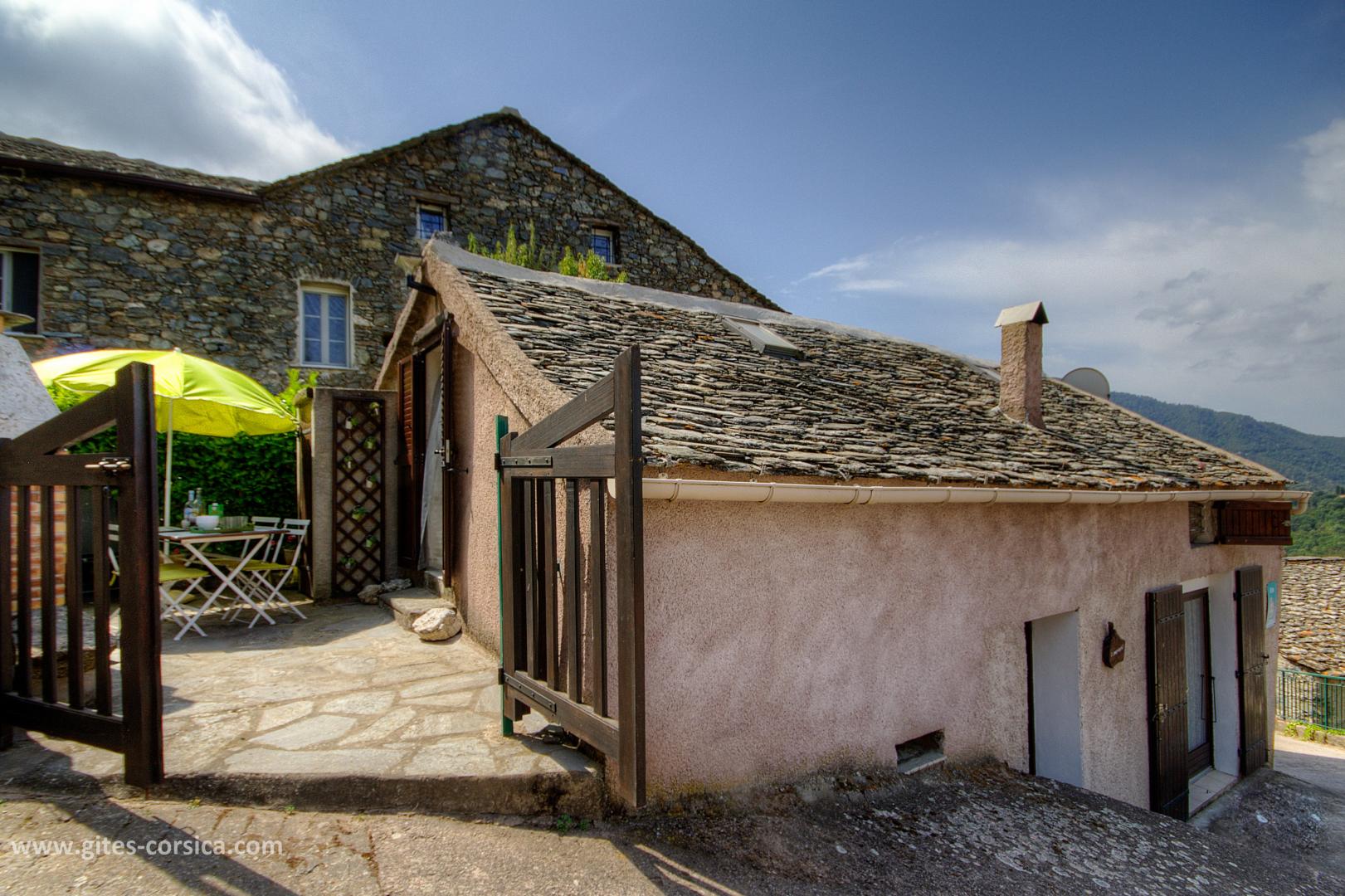 G�te rural � Bisinchi en Corse: vue �loign�e