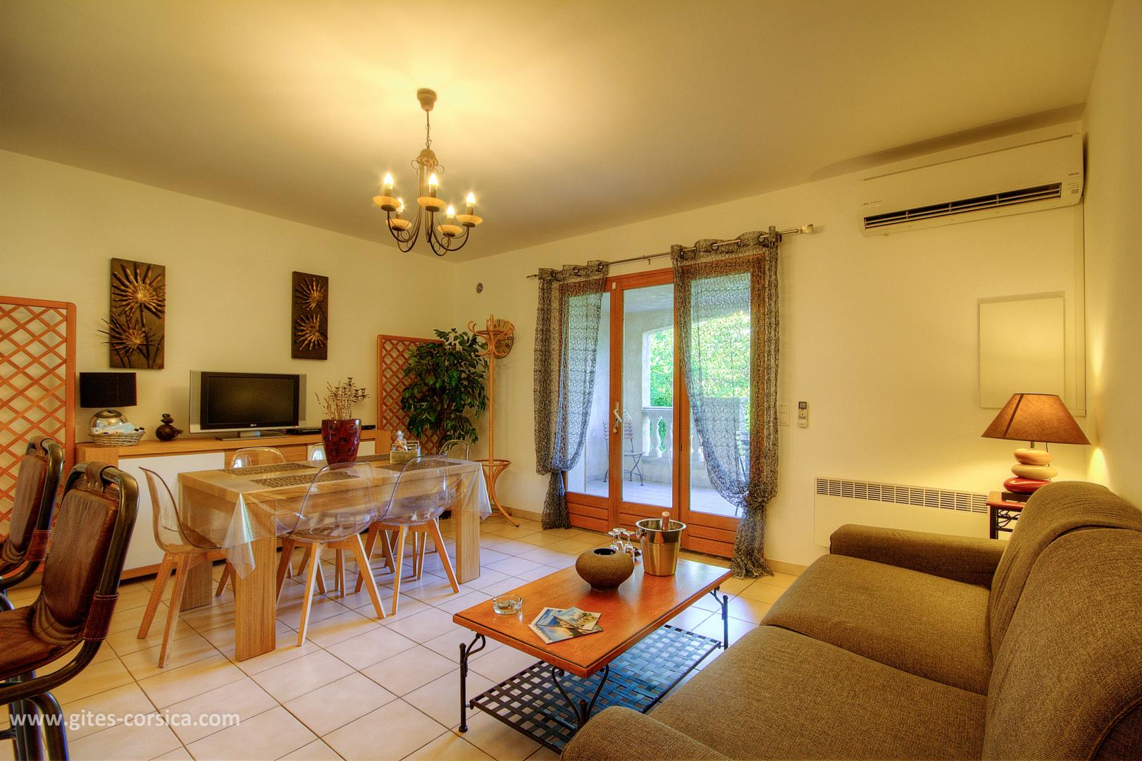 la terasse avec son mobilier de jardin