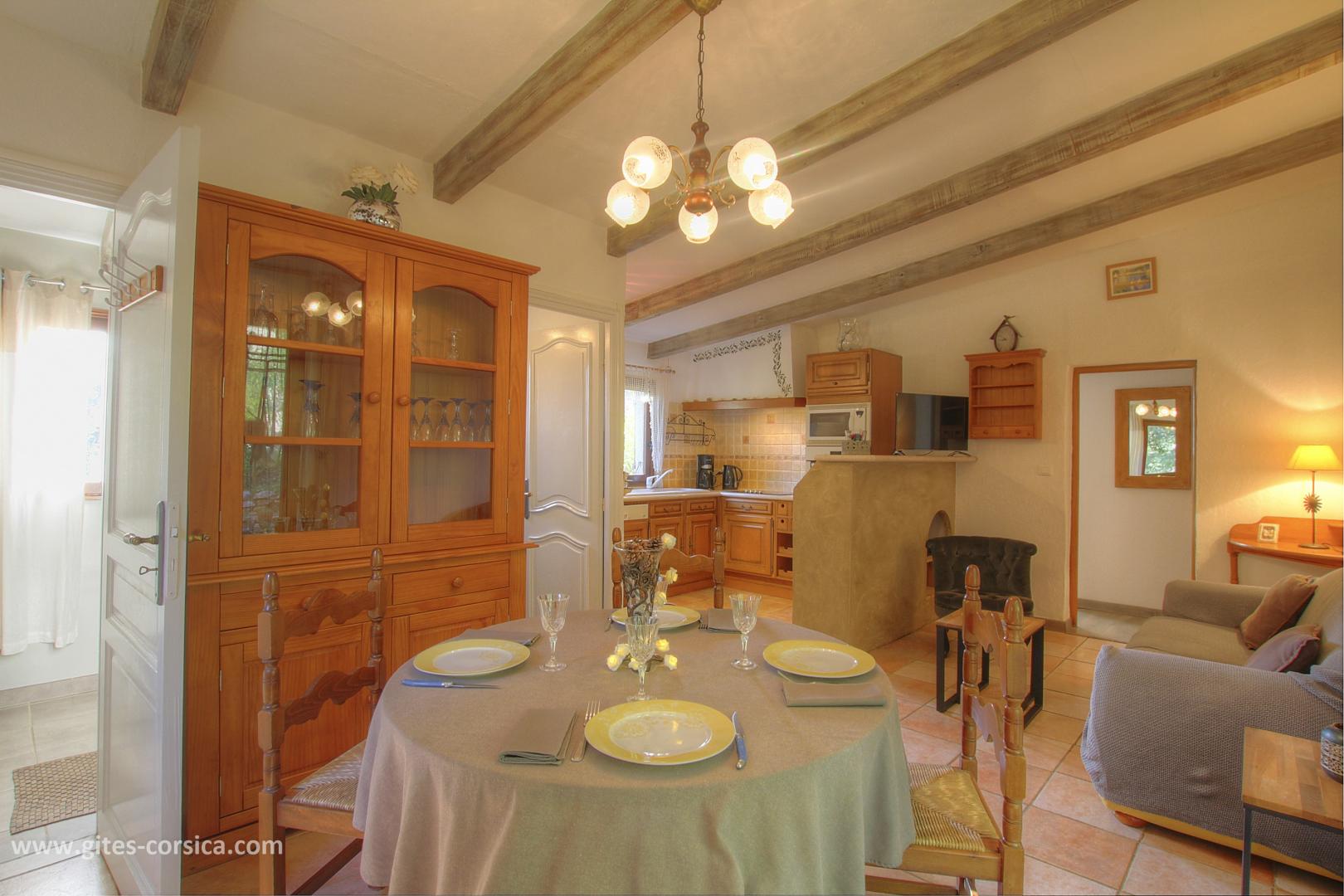 G�te rural � Olmeto en Corse: salon et coin cuisine