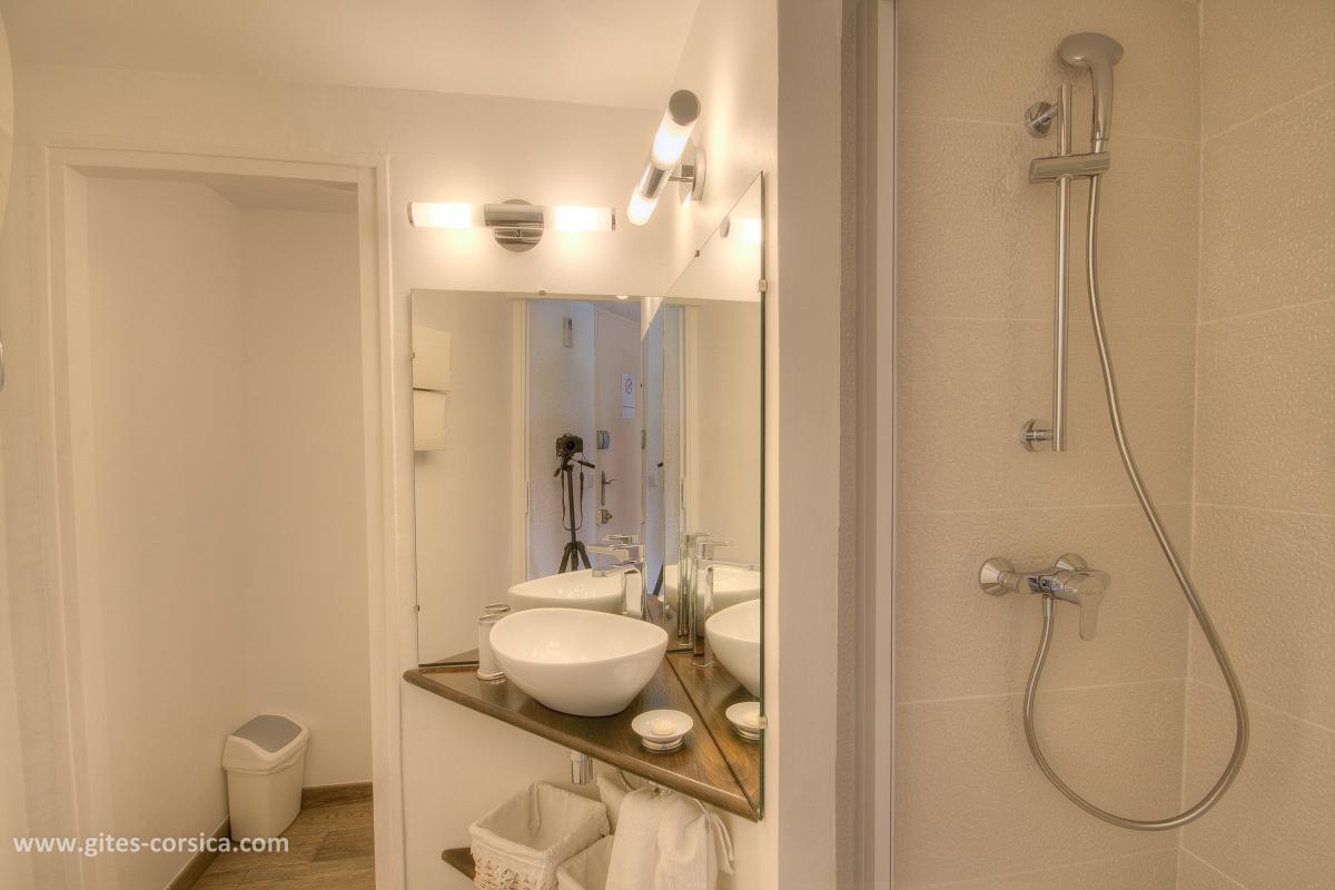 Appartement � Porticcio en Corse : le s�jour/cuisine, la terrasse en arri�re plan