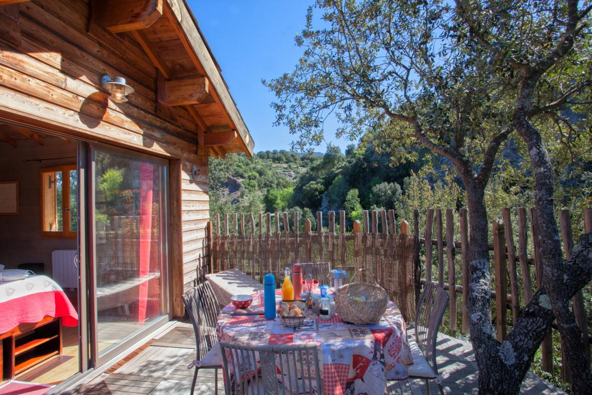 Cabane dans les arbres � Francardo en Haute-Corse : salle d'eau/wc