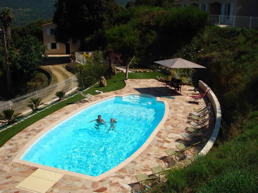 EN ARRIERE PLAN DU SALON ,LE VILLAGE