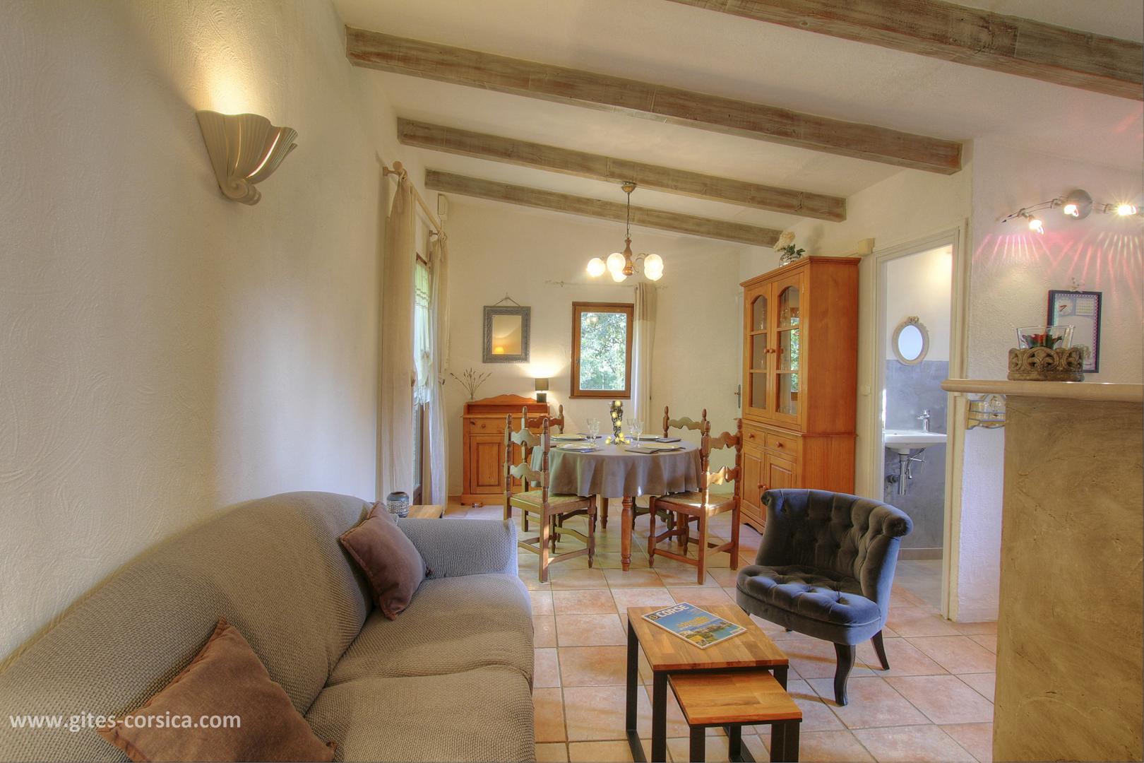 G�te rural � Olmeto en Corse: l'espace repas vu du salon