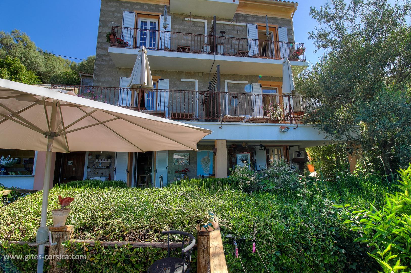 Notre Suite Diana di l'Alba a une superficie de 32m�, coin salon, salle de bain avec douche � l'italienne, wc s�par� et privatif. Expos�e plein sud avec terrasse Transats, parasol, table et chaise - t�l�vision TNT - acc�s wifi gratuit -<BR>Une belle harmonie entre mobilier d'�poque et salon contemporain sans oublier sa grande terrasse et son ensoleillement...<BR>Possibilit� de loger 3 personnes - lit convertible dans le coin salon