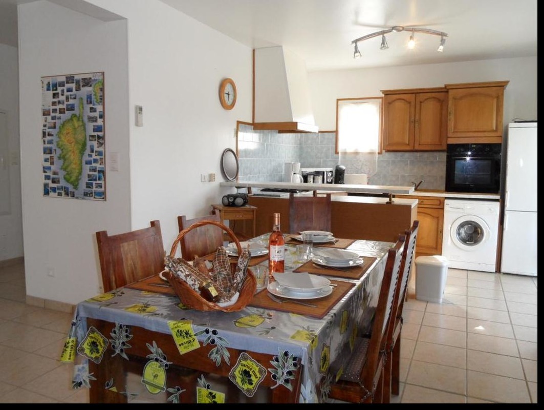 La cuisine est �quip�e de toutes les commodit�s : lave-vaisselle, machine � laver, cong�lateur, micro-ondes machine � caf� expresso.<BR>