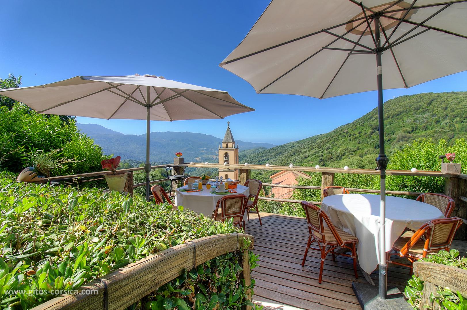 Notre suite Canta � une superficie de 32m�, coin salon avec t�l�vision TNT, salle de bain avec douche � l\'italienne, wc s�par� et privatif. Expos�e plein sud avec balcon Parasol, table et chaises - Acc�s wifi gratuit - biblioth�que<BR>Possibilit� de lit b�b�