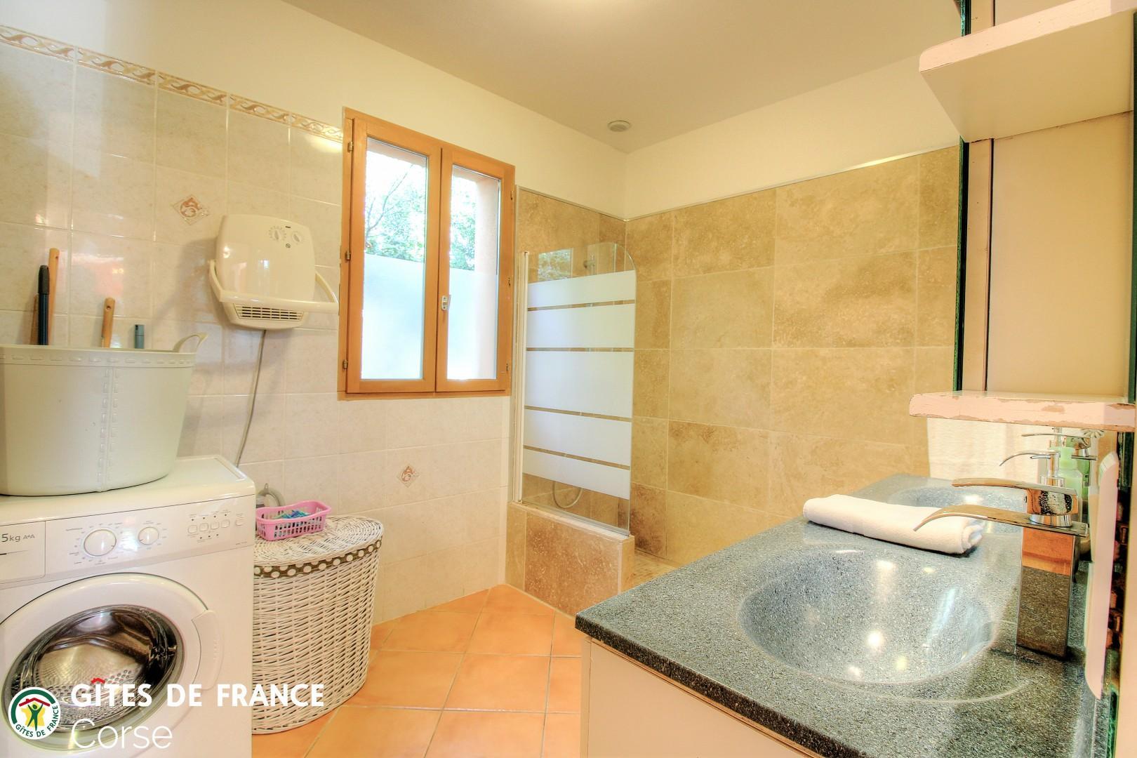 G�te rural � Propriano en Corse : vue �loign�e