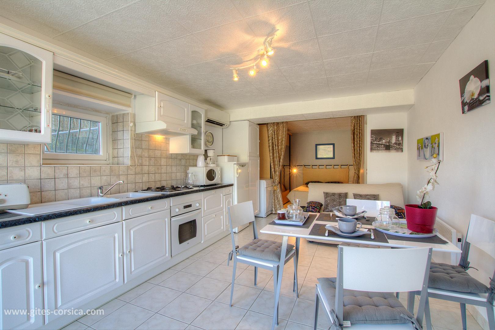 G�te � Cozzano en Corse : salle d'eau