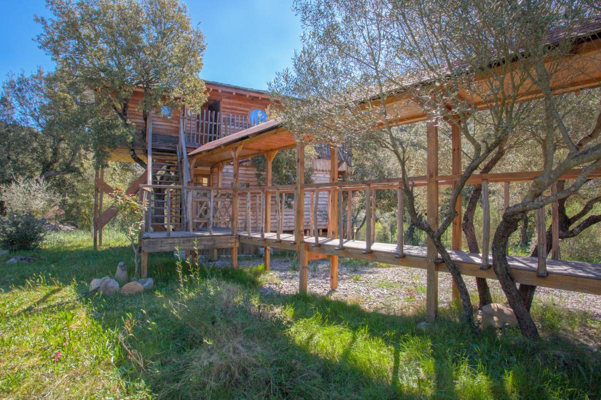 Cabane dans les arbres � Francardo en Haute-Corse : salle d'eau/wc