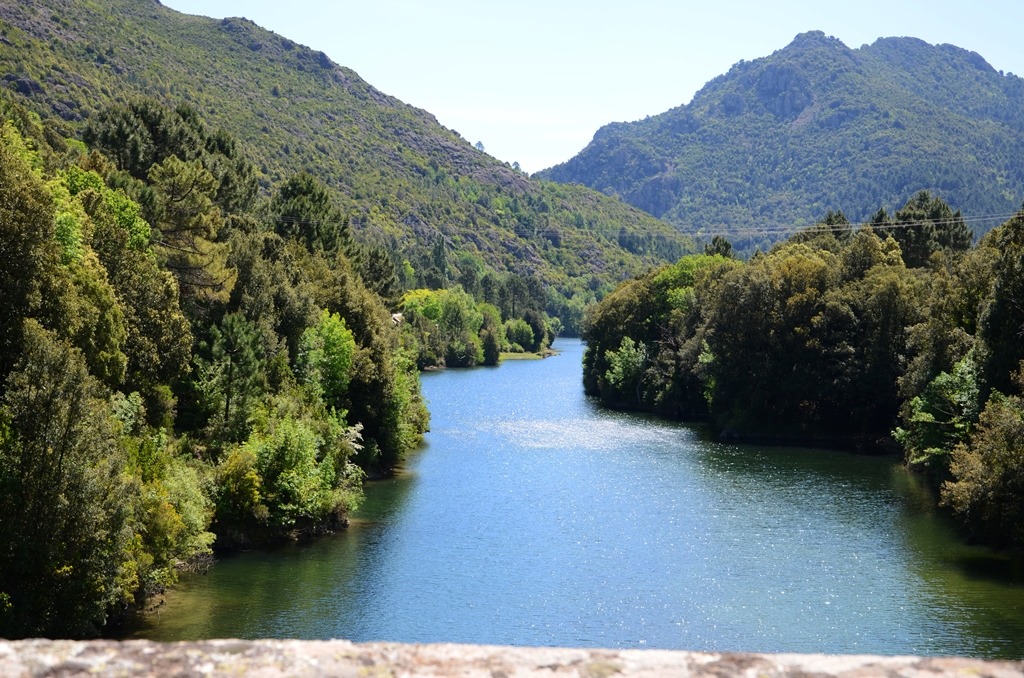 la rivi�re � proximit� du g�te