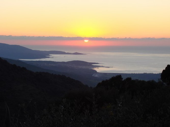 Vue de la terrasse sur le golfe du Valinco, tr�s beaux couch�s de soleil en Septembre