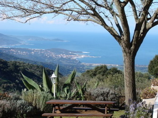 Vue de l'aire commune de repos et de pique-nique