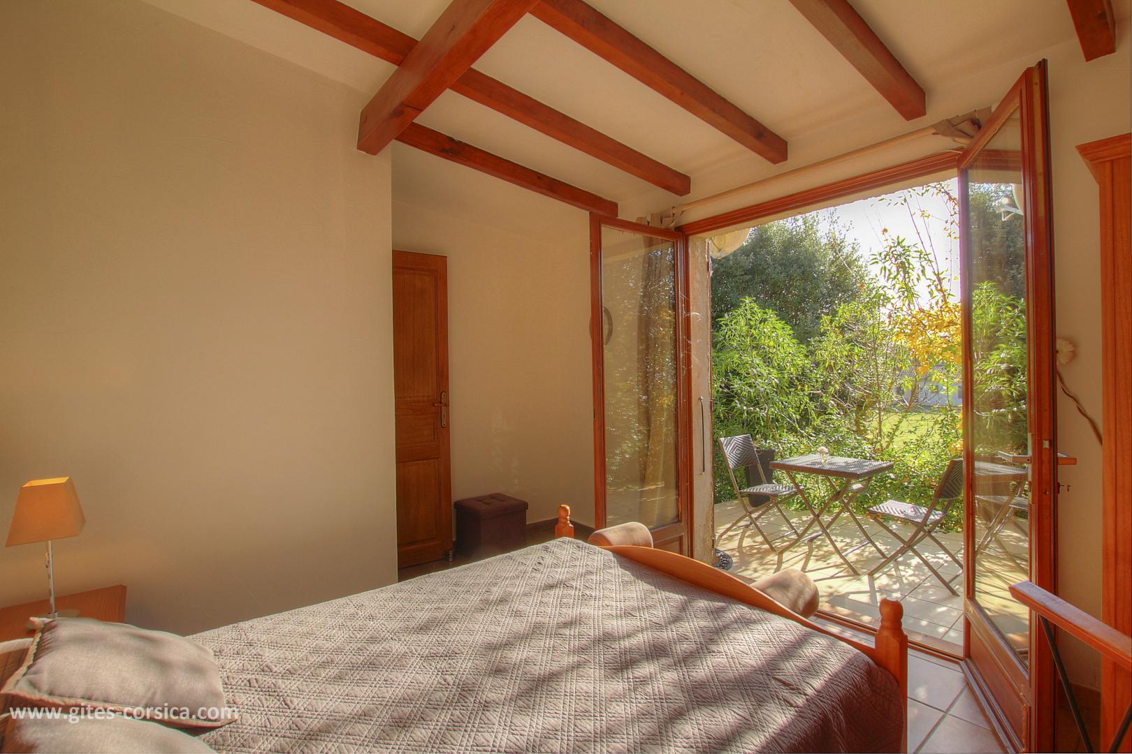 G�te rural � Olmeto en Corse: terrasse donnant sur la chambre