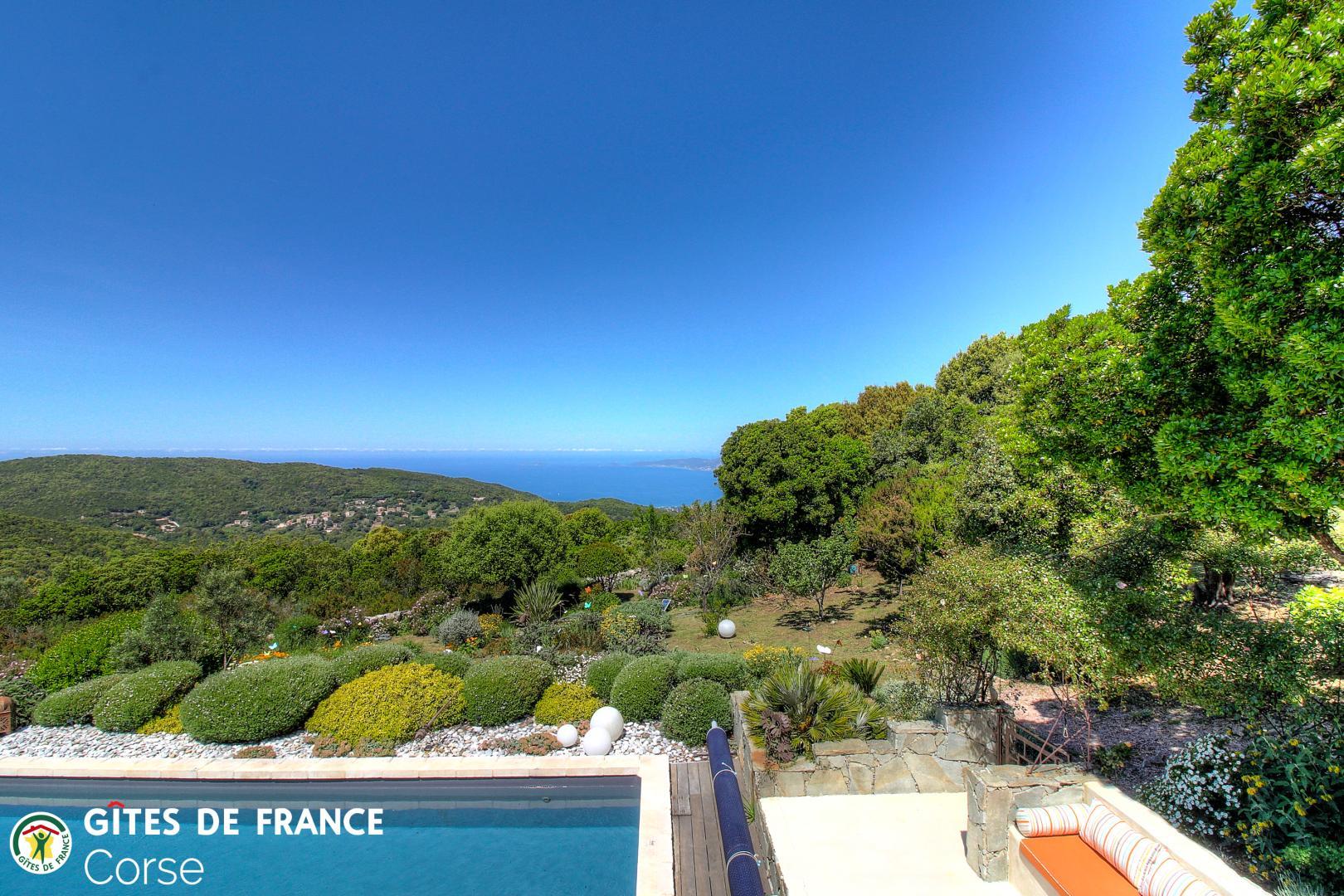 G�te rural � Bisinao en Corse : la terrasse